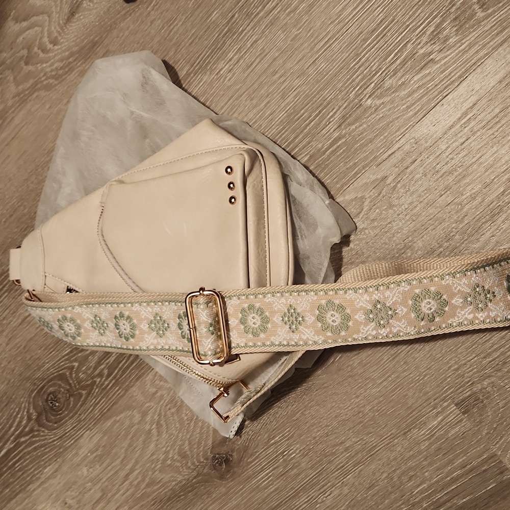 Pretty Simple- Crossbody Bag